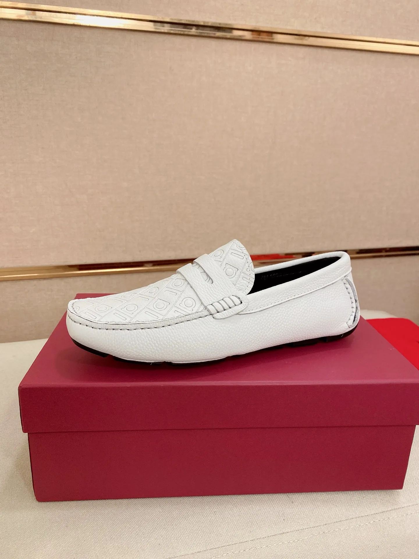 Men's shoes💰: 560💰High-end quality! Ferragamo🆕🆕Exclusive hot-selling products in stock🔥🔥New products on the shelves, high-quality Ferragamo men's pea shoes, high-end casual driving shoes, with complete packaging! 💪 💪 Material: imported first-layer pebbled cowhide 🐂 + imported high-quality water-dyed cowhide lining + wear-resistant outsole 👍🏻👍🏻 Features: high-end and comfortable, purely handmade 🚀 🚀 Create the perfect shoe that suits you best 🔥 🔥 Size: (38-44) 45 standard size can be customized!